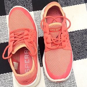 Sperry tennis shoe